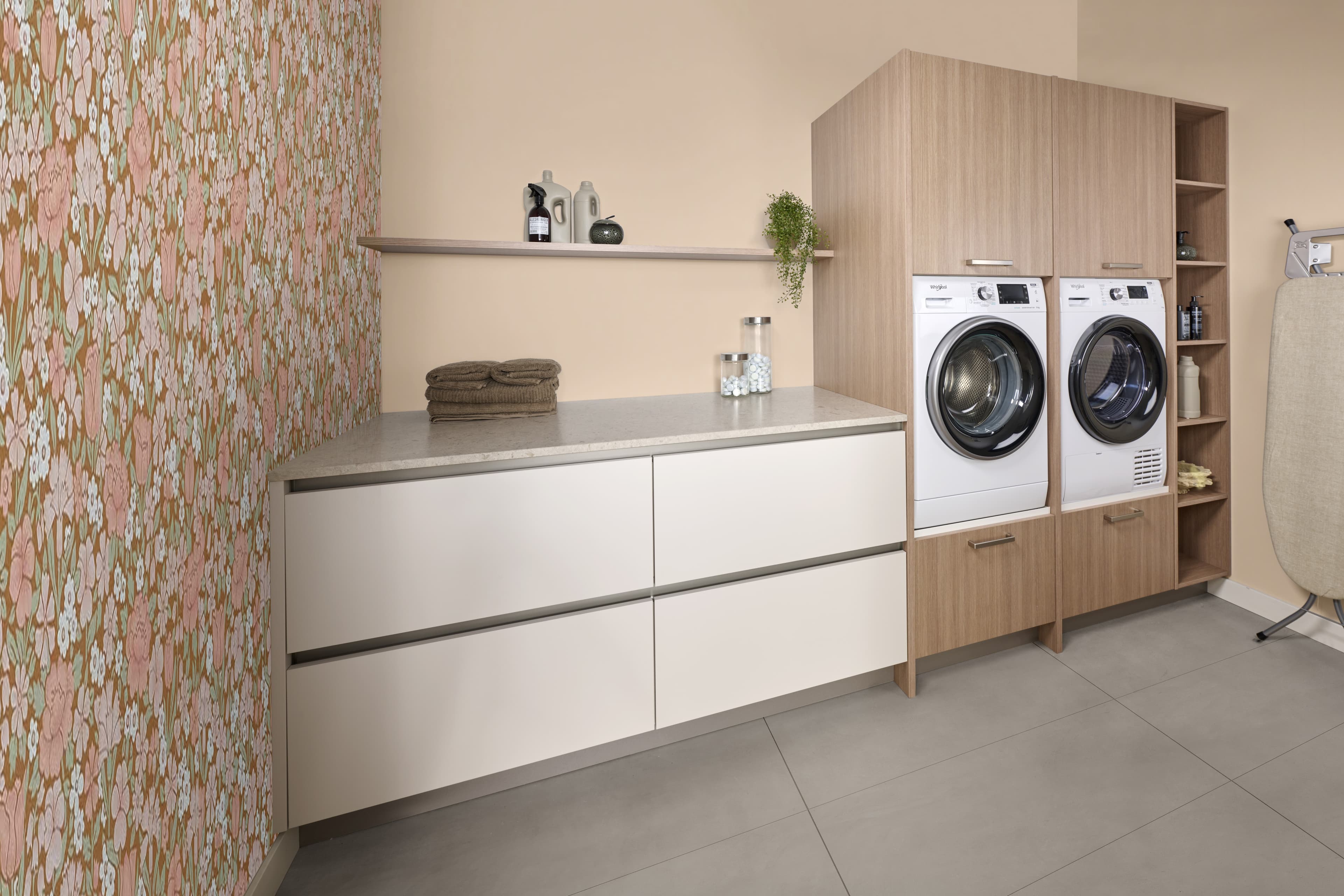 Bijkeuken met wit en houten keukendeurtjes