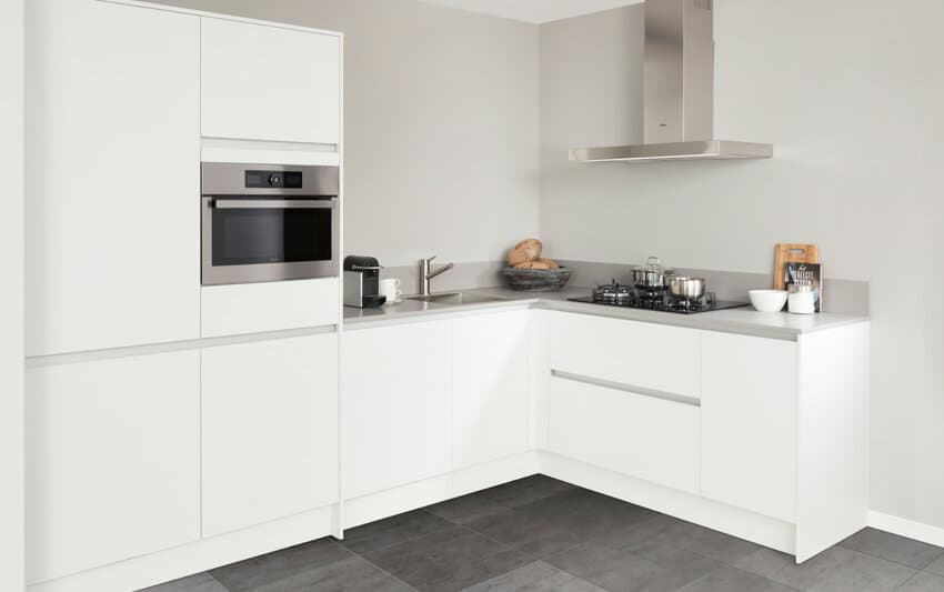 Kleine witte keuken