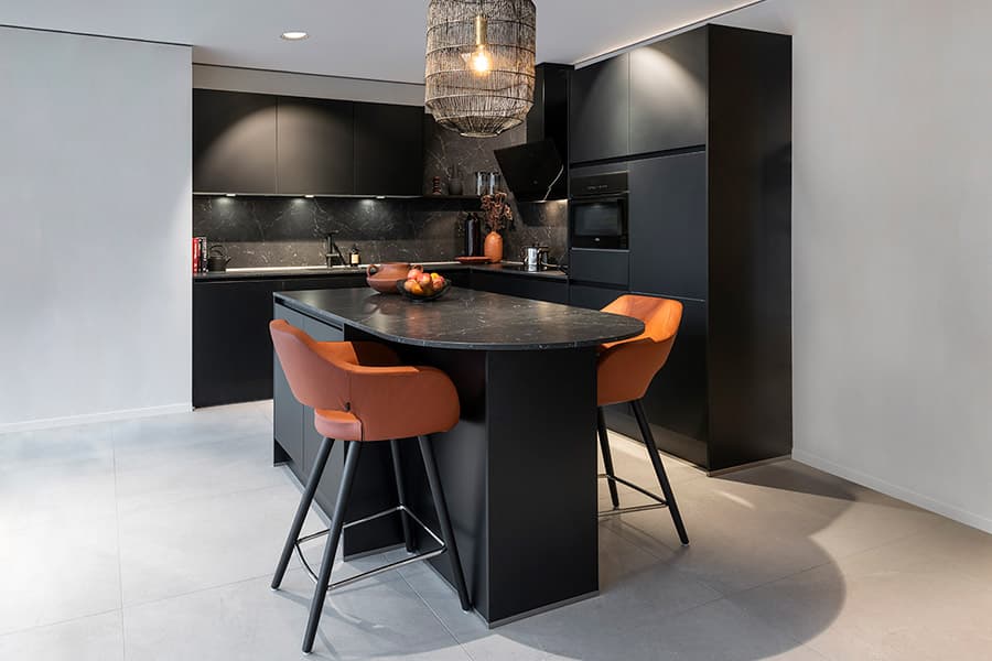 Zwarte hoogglans keuken met bar