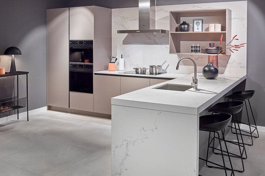 Beige hoogglans keuken met bargedeelte