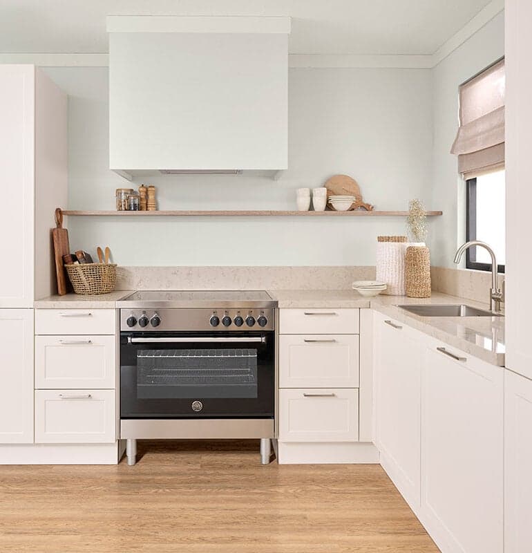 Klassieke hoekkeuken met vrijstaand fornuis