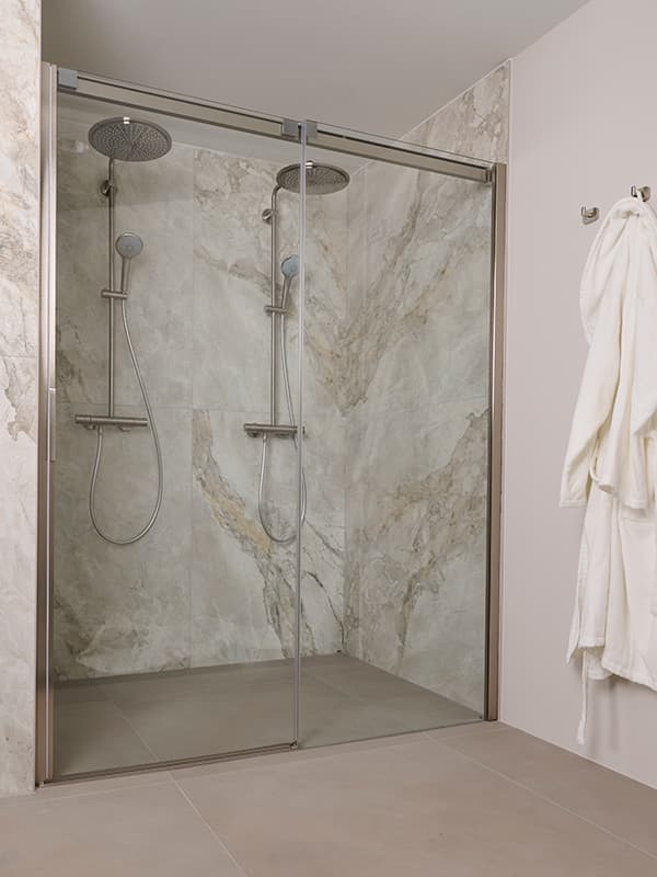 Dubbele-douche-met-marmeren-tegels