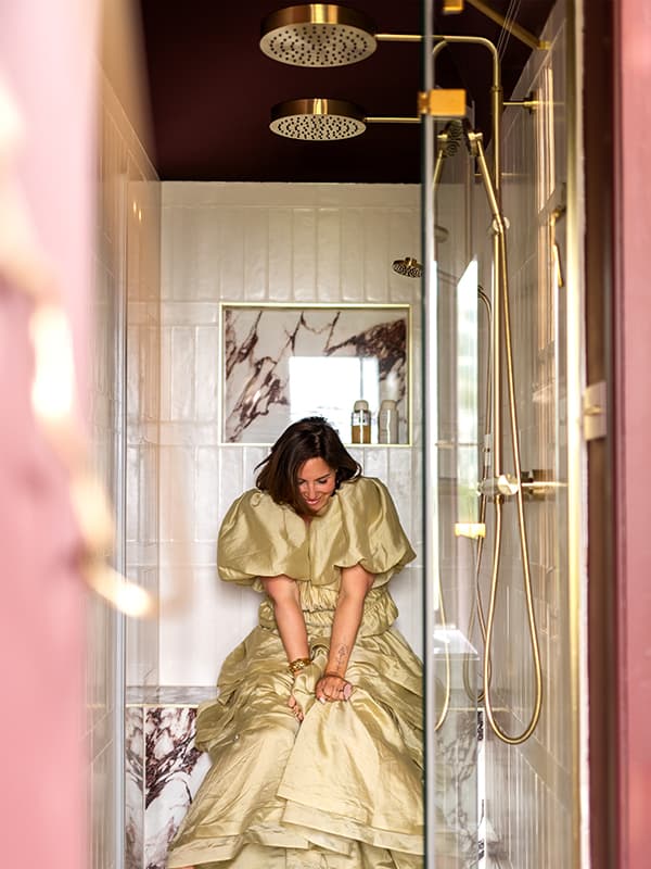 Dubbele-douchekop-goud-met-vrouw-in-douche