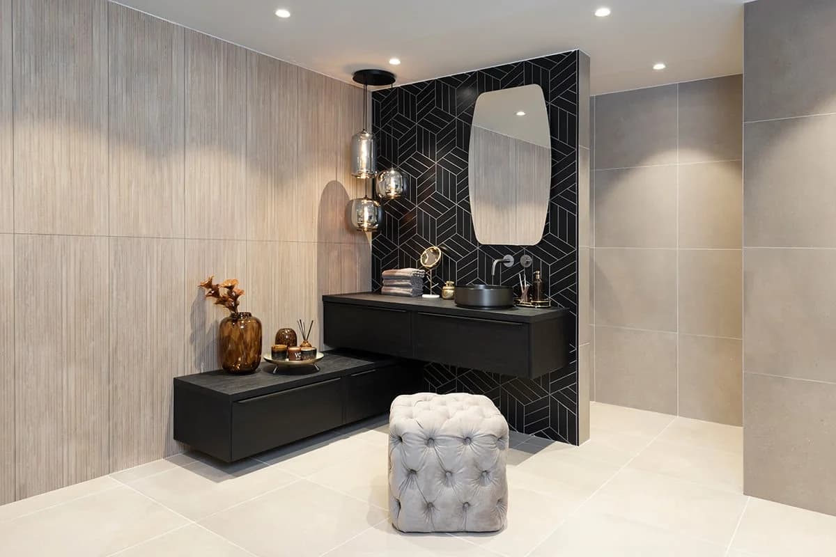 Zwarte kleine badkamer