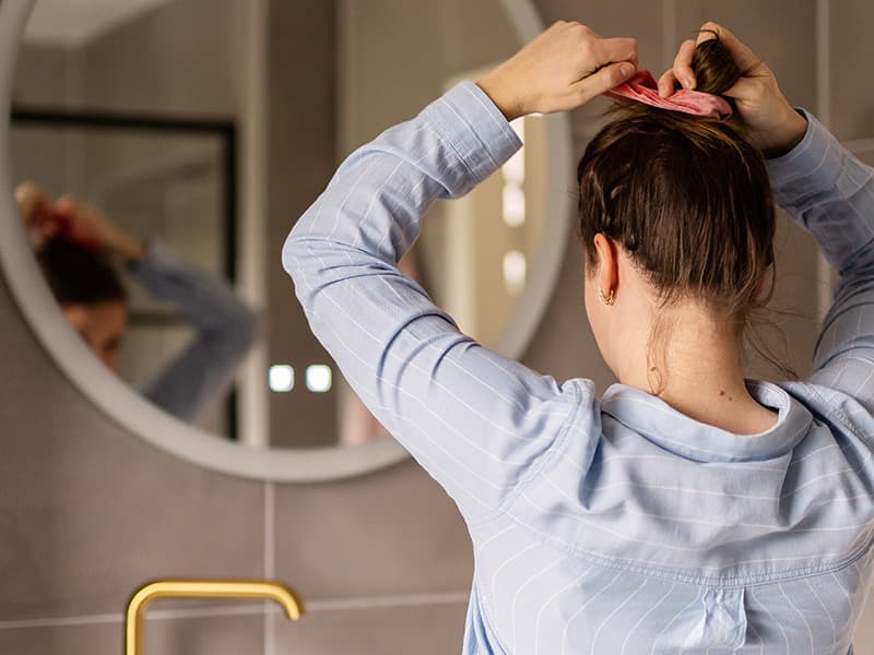 Vrouw in badkamer