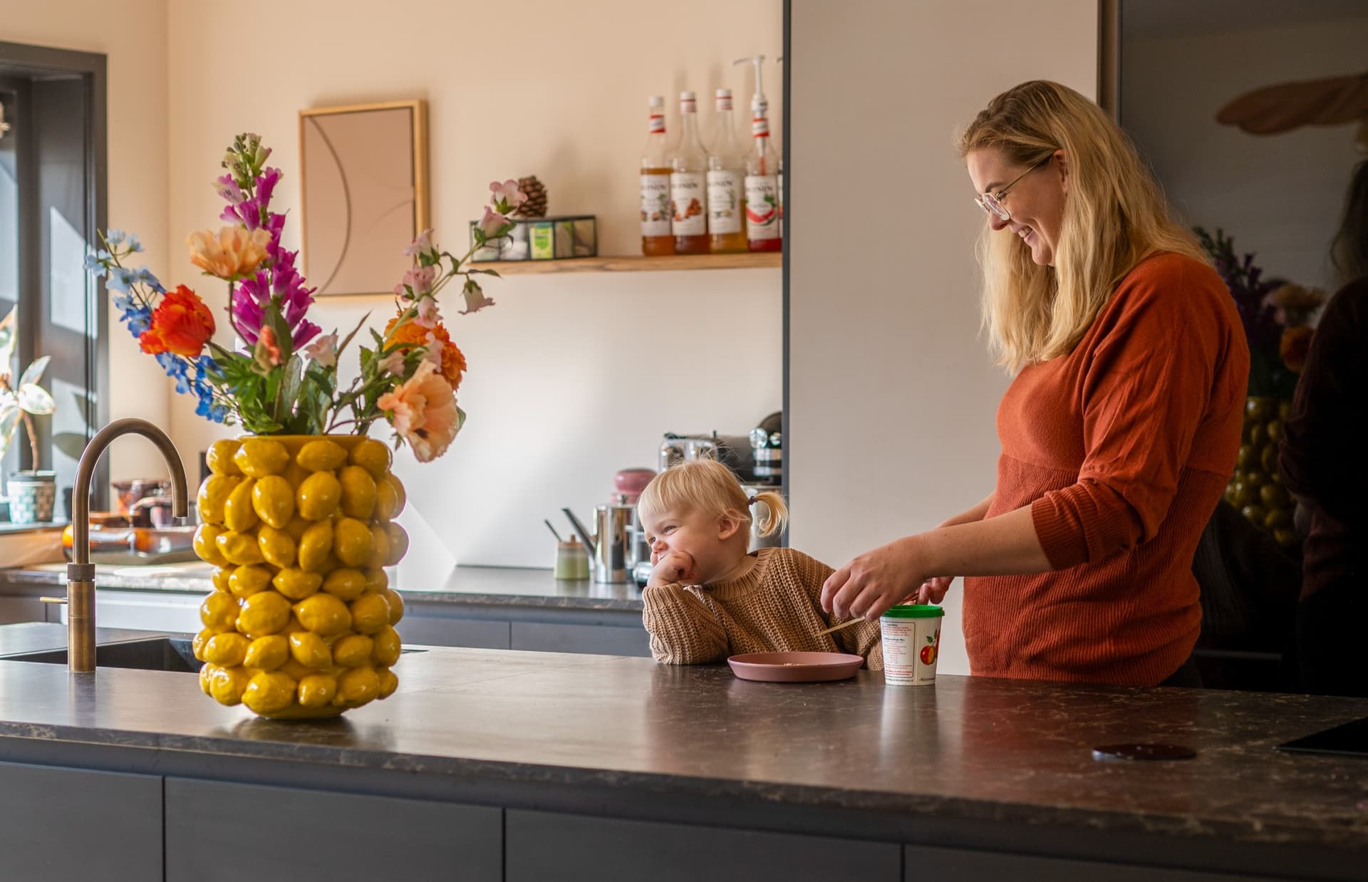 gezin-vrouw-kind-keuken.jpg