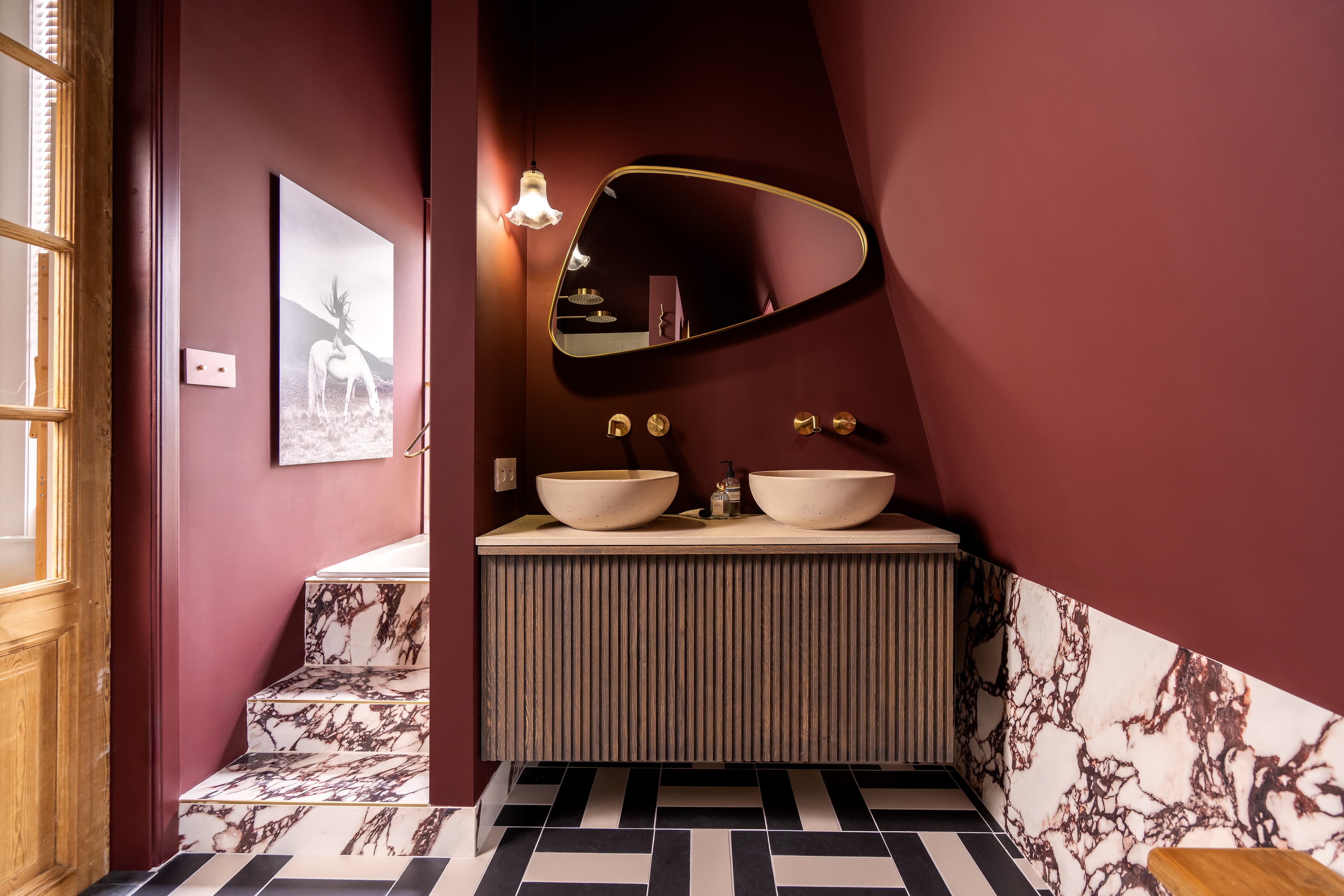 Dubbele waskommen in badkamer