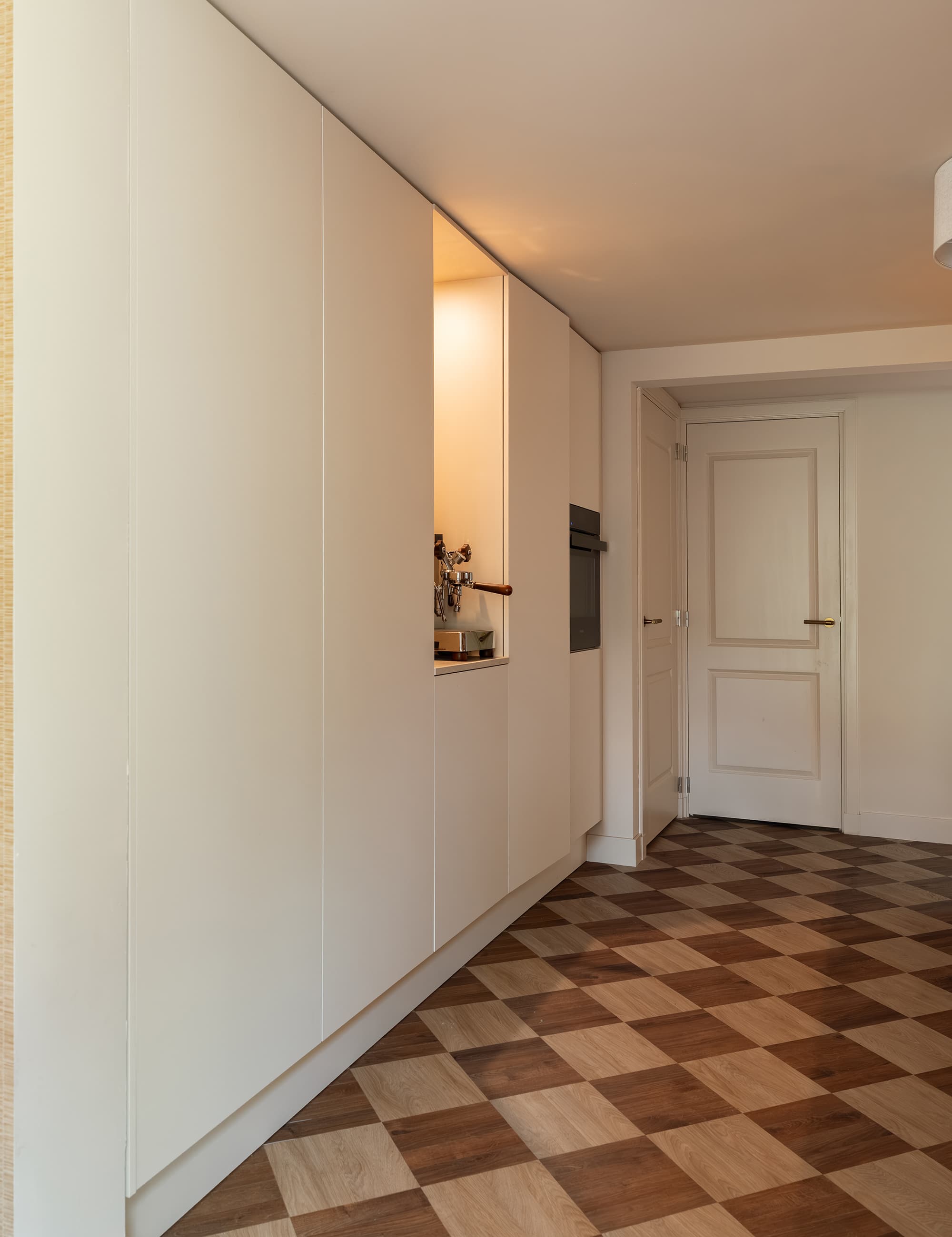 Kastenwand met koffienis en lichte fronten