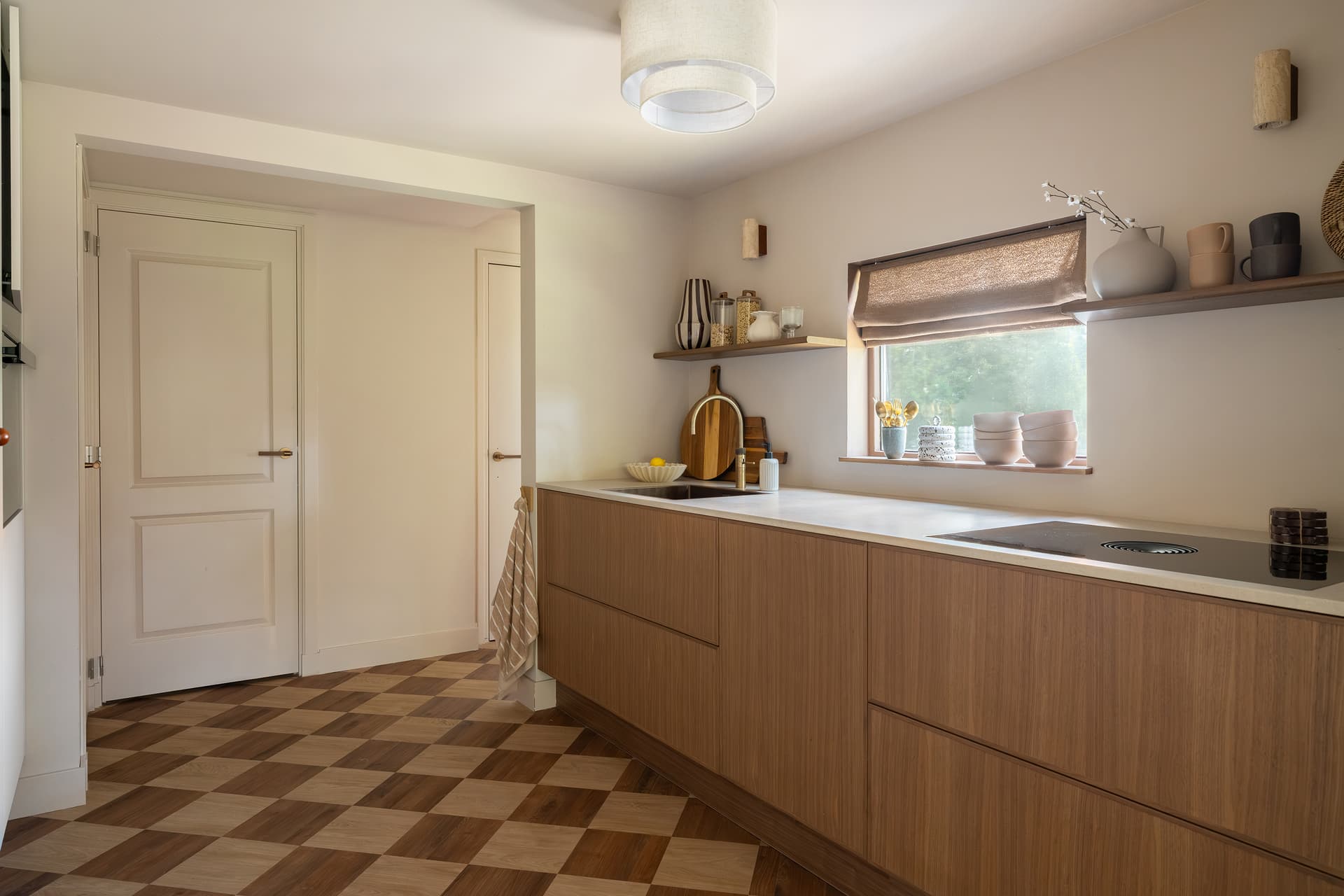 Parallel keuken met witte en houten fronten