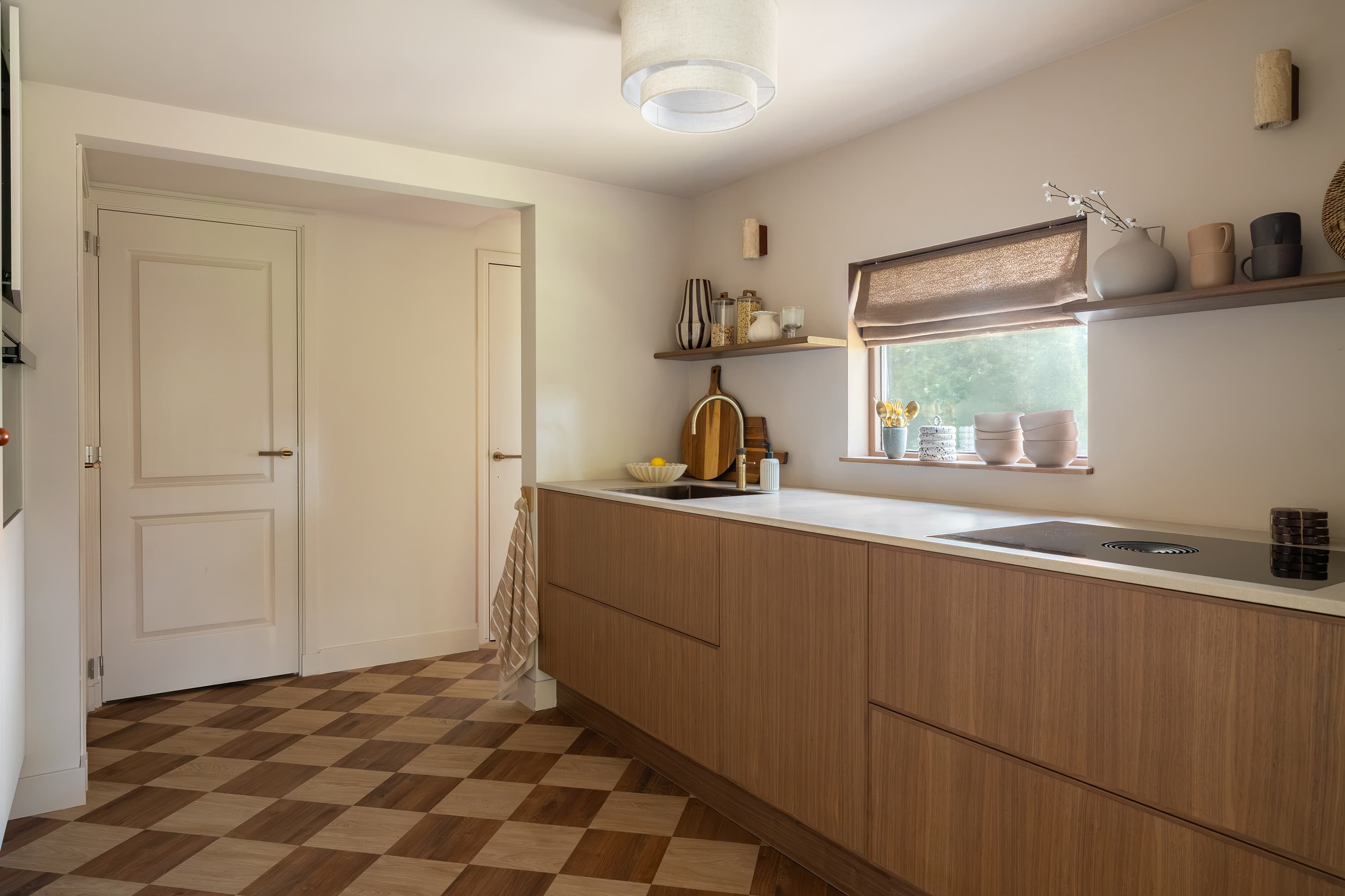 Parallel keuken met witte en houten fronten