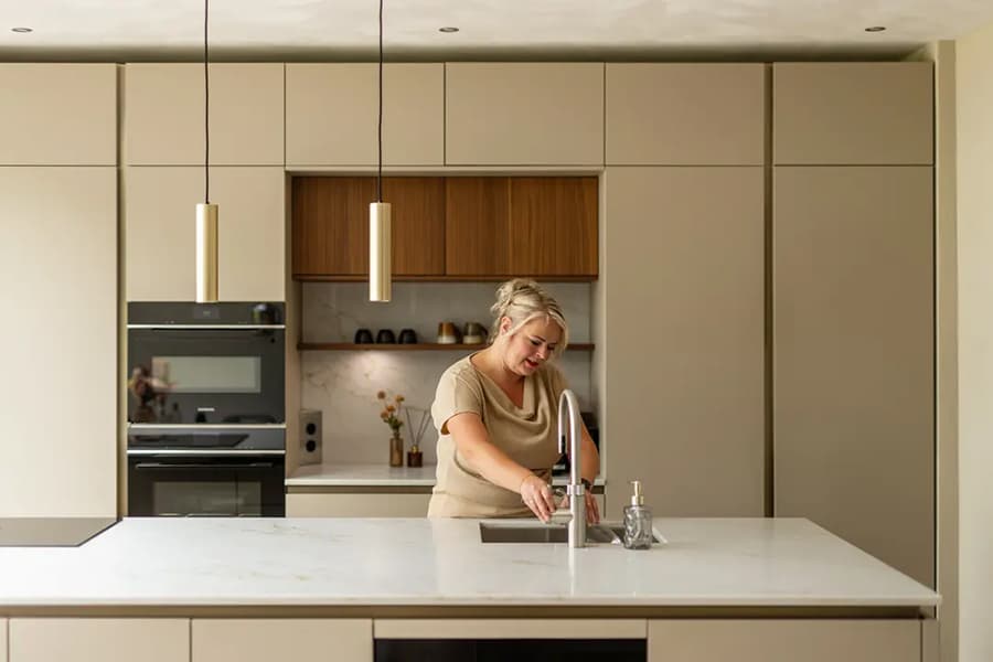 Klant in beige Japandi eilandkeuken