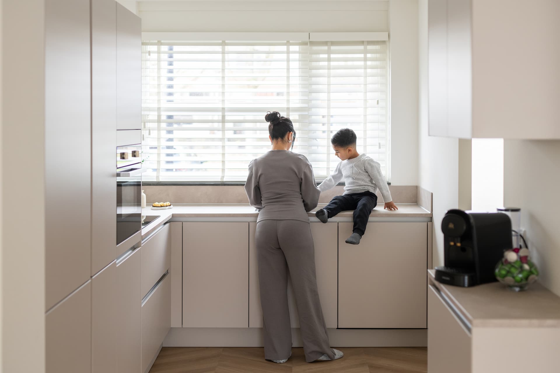 Moeder met kind in een Brugman keuken