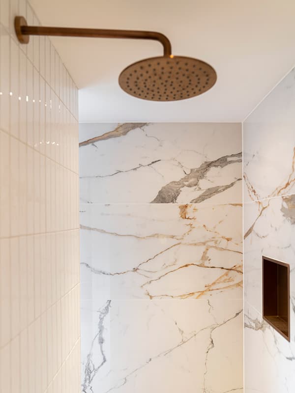 Marmeren tegels in badkamer