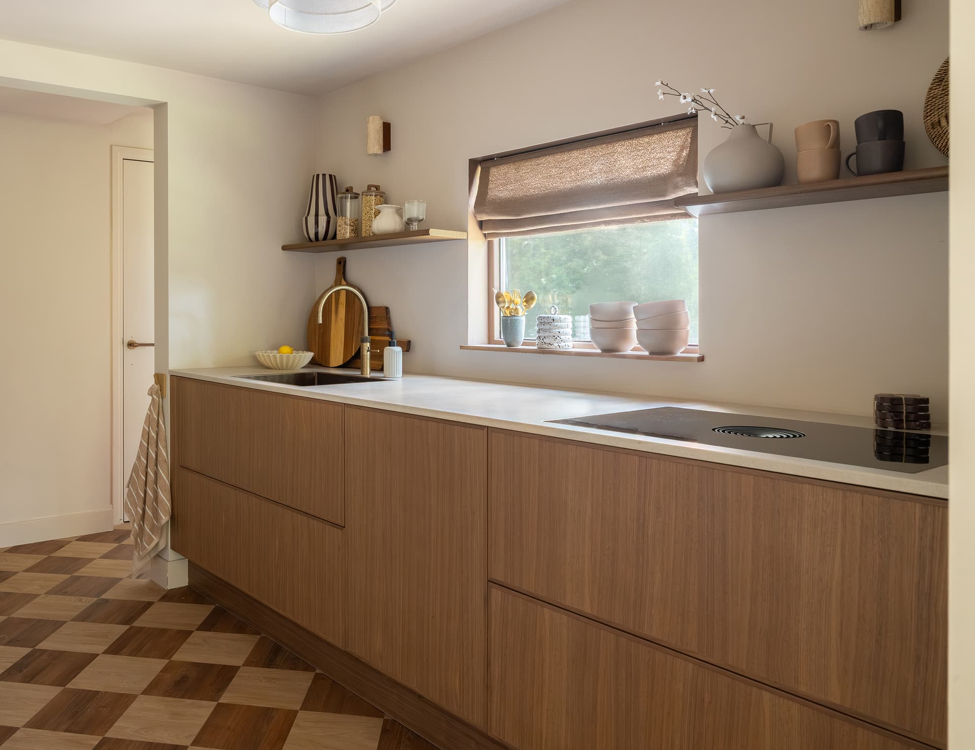 Accessoires-en-styling-op-wandplank-in-de-keuken.jpg Styling op wandplank in Japandi keuken