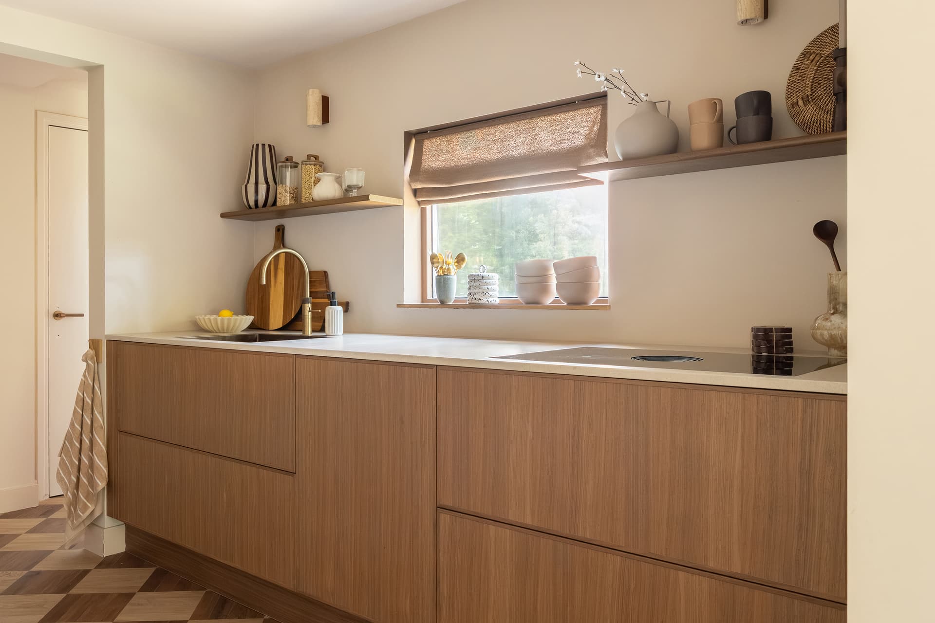 Accessoires-op-wandplank-in-rechte-keuken.jpg Accesoires op wandplank in Japandi stijl