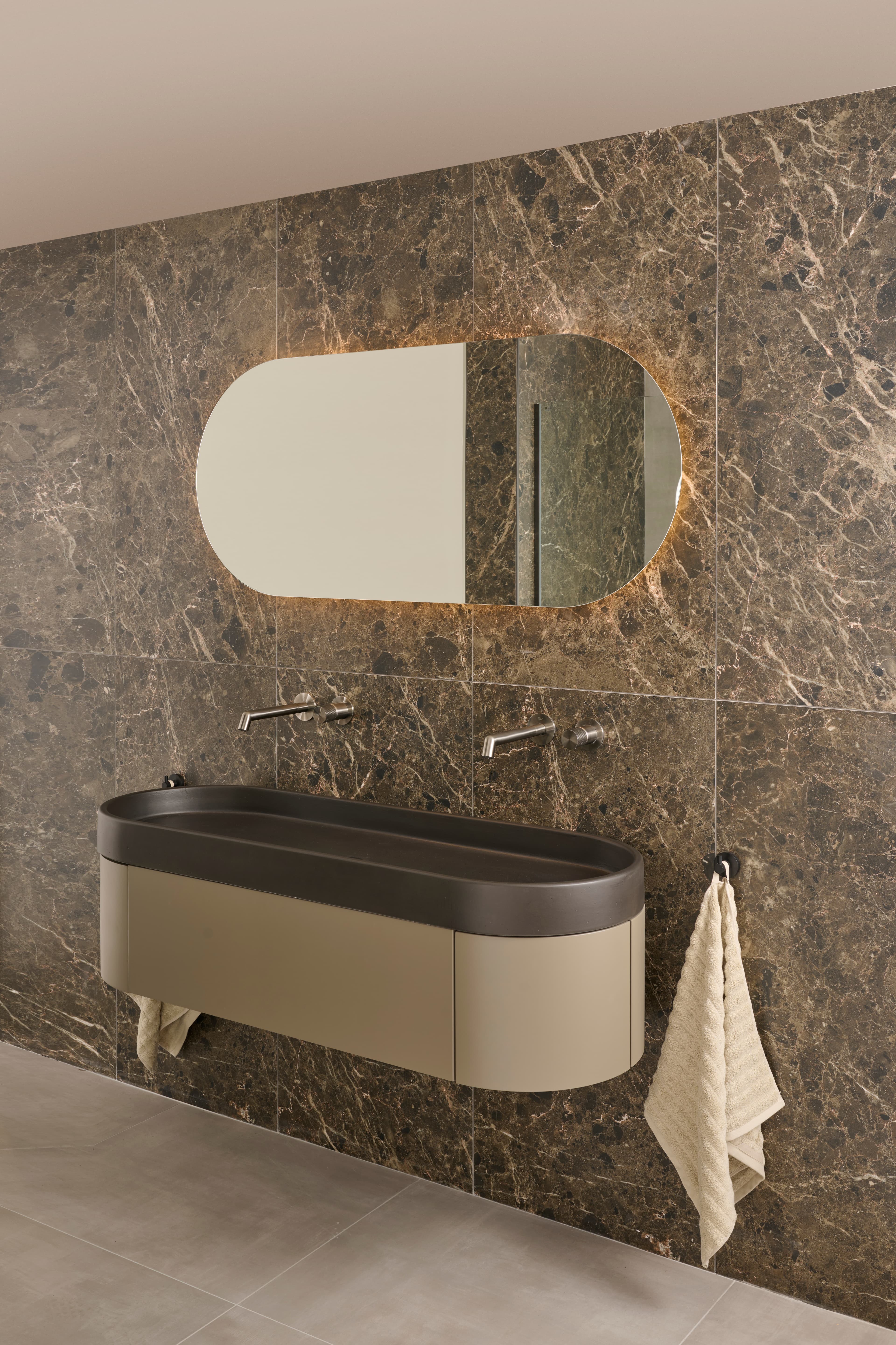 Dubbele wastafel in badkamer