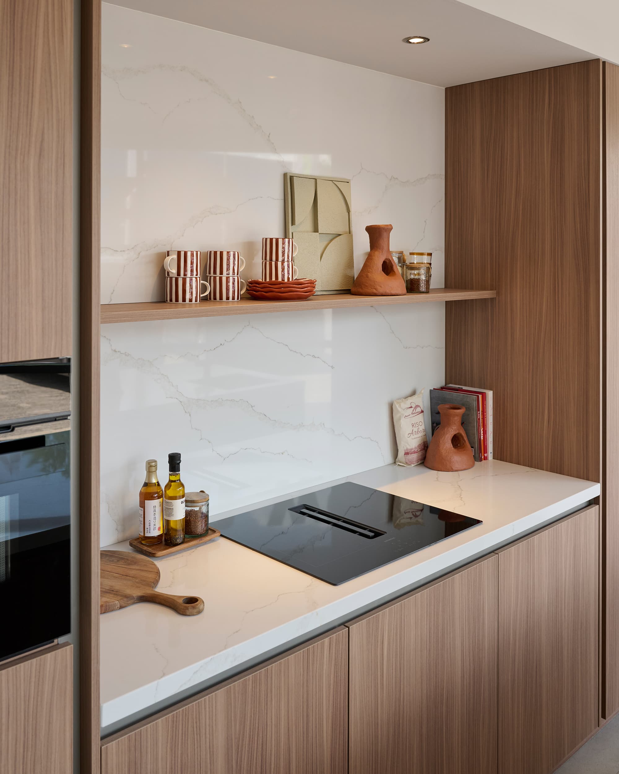 Accessoires op wandplank in Japandi keuken