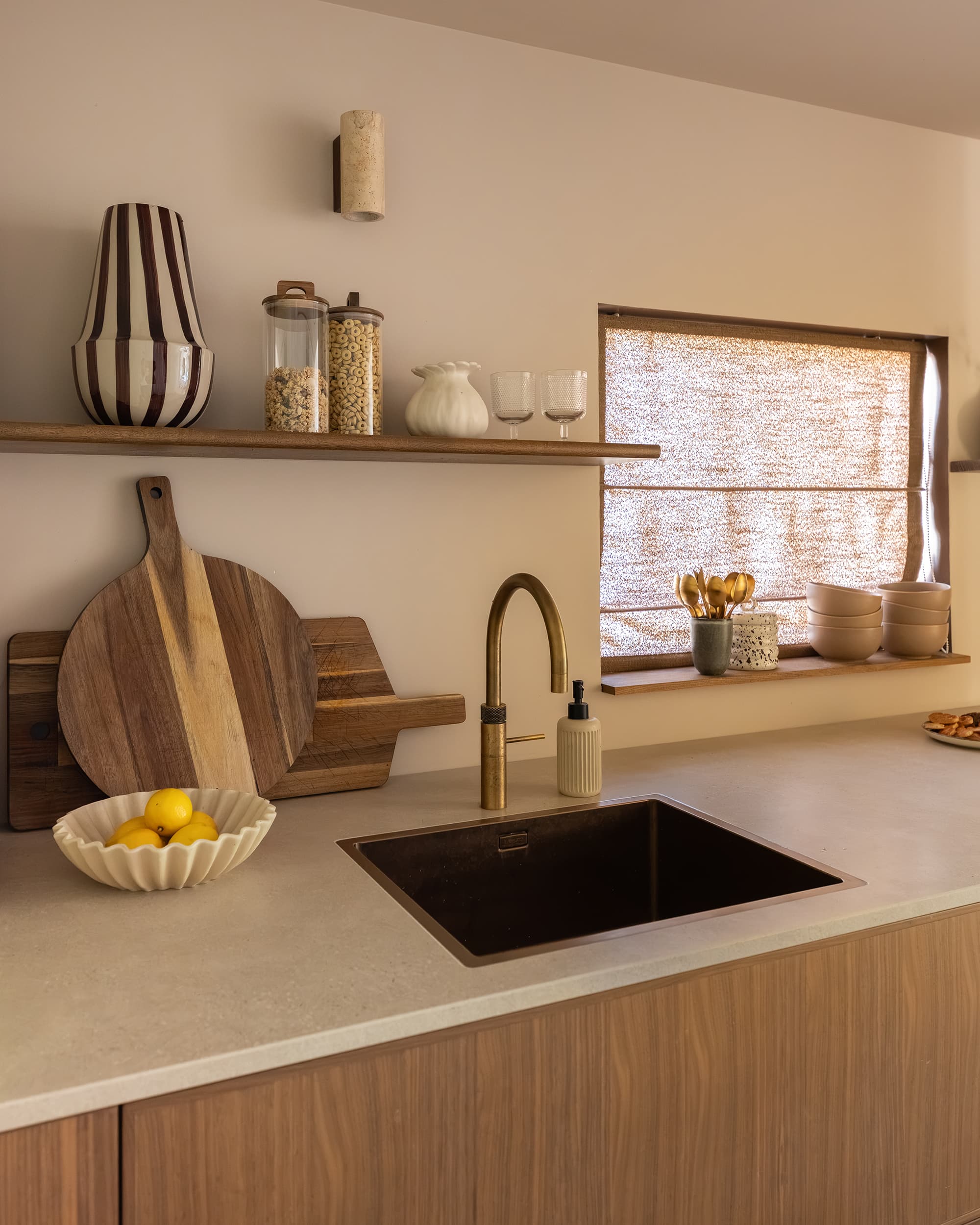 Accessoires op wandplank in Japandi keuken