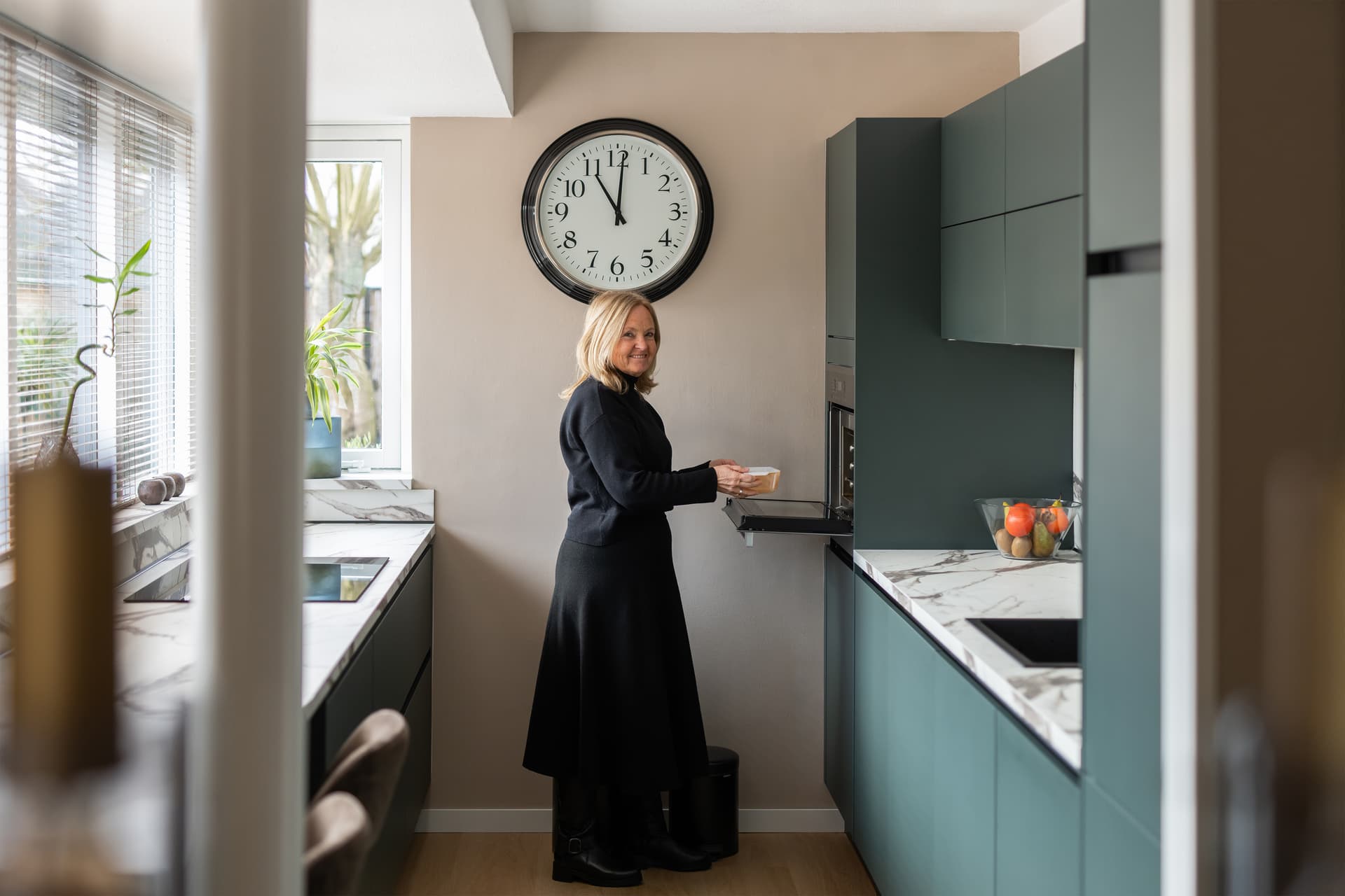 Vrouw in haar Brugman keuken