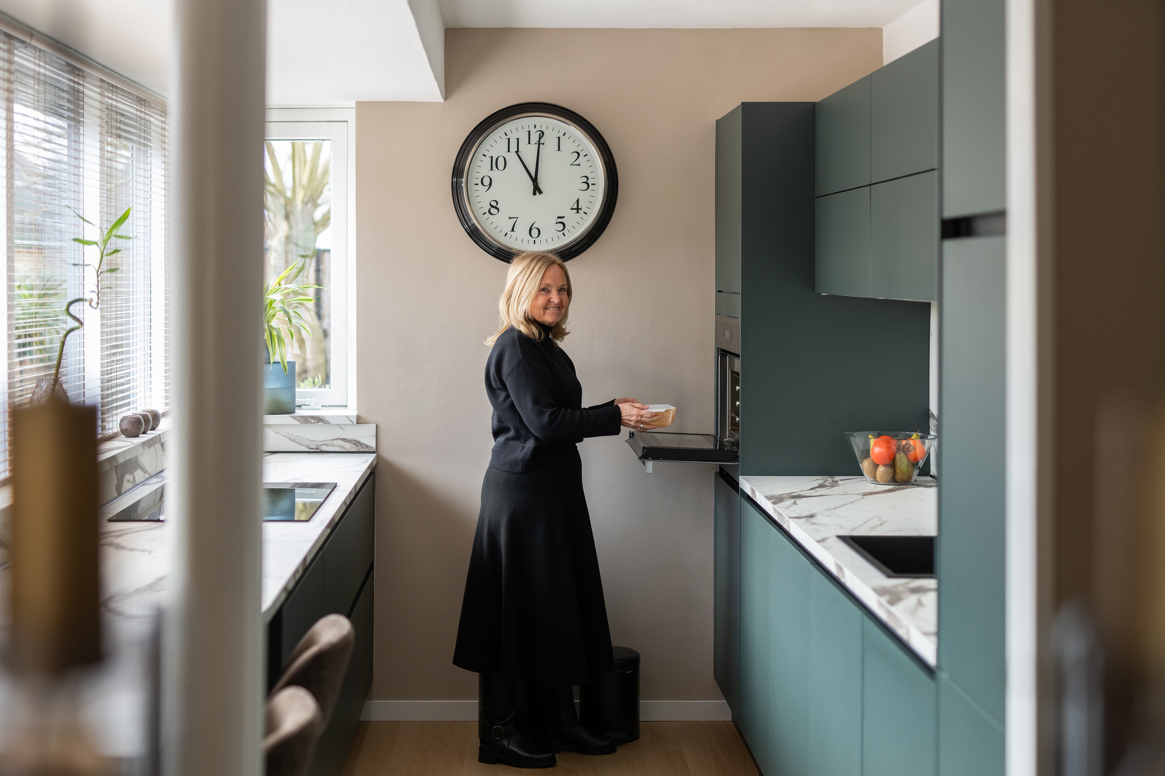 Vrouw in haar Brugman keuken